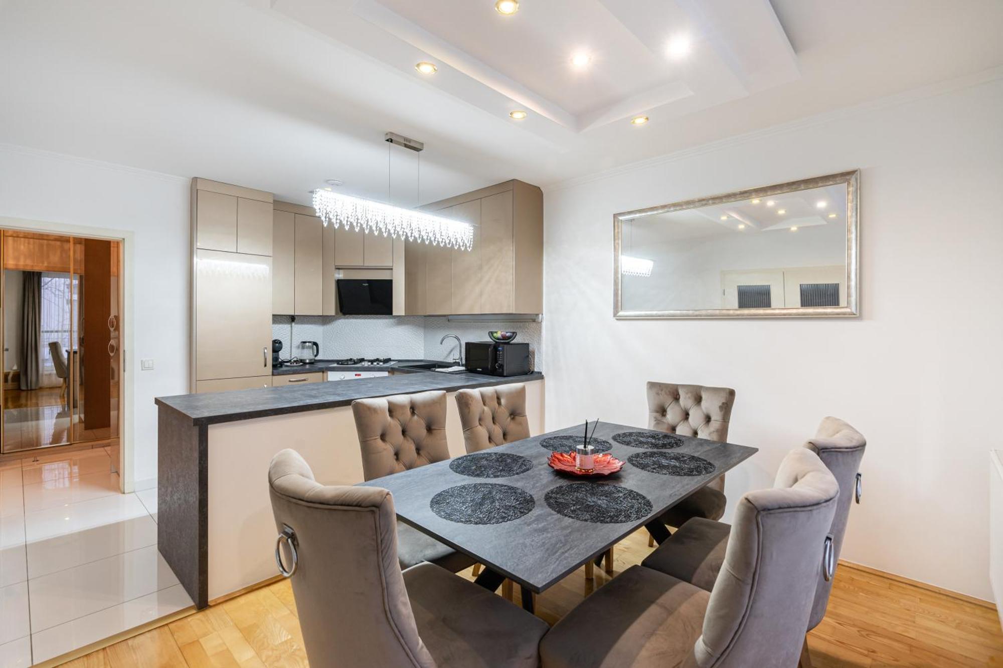Beautiful Three Bedrooms With Free Parking Close To The Danube Coast Apartamento *